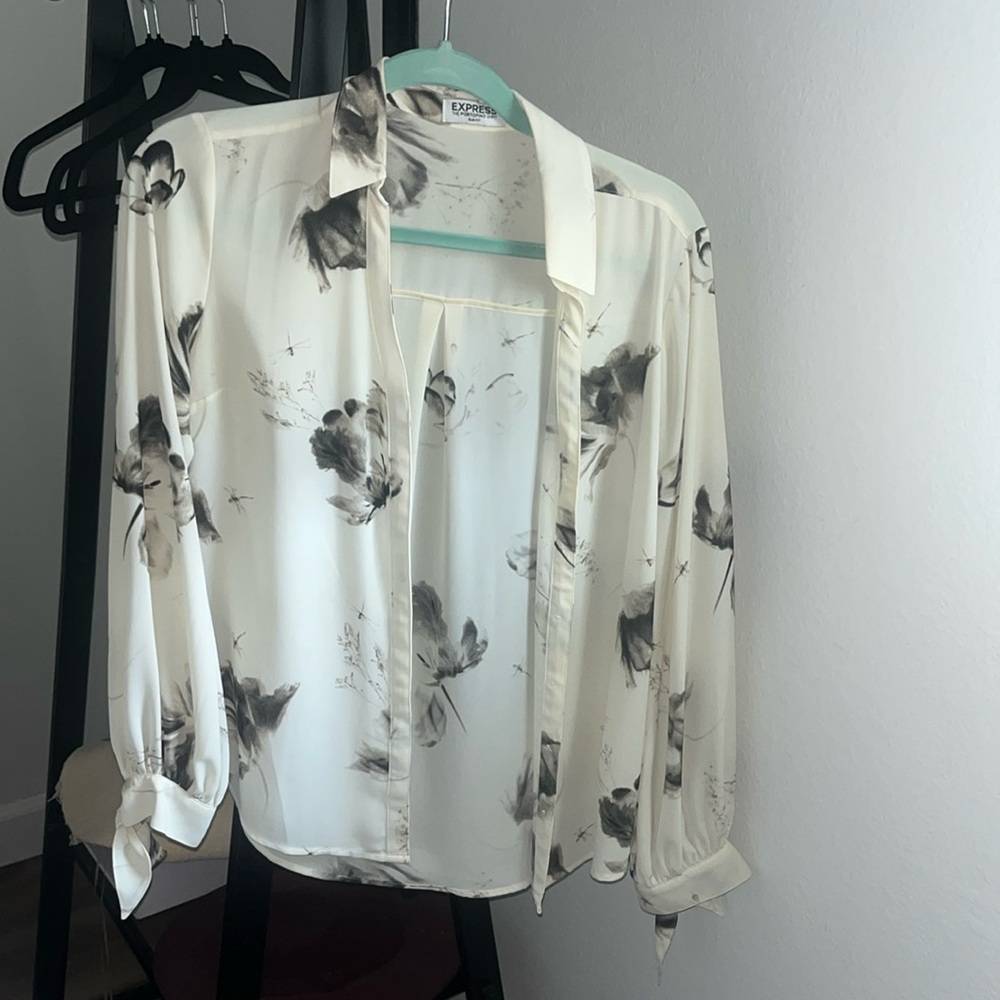 Express slim fit portofino shirt. Size small. Cute floral print. Cream color.